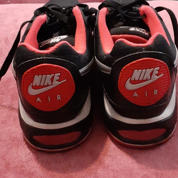 Nike AIR Tennis Shoes - Picture 5 of 6